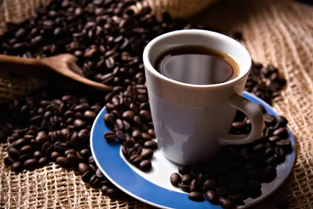 Uma xícara de café preto puro